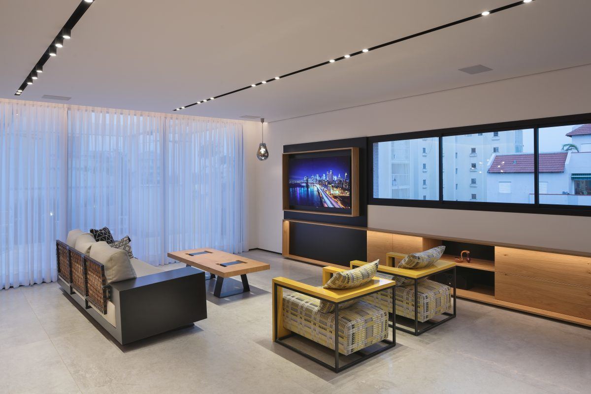 Penthouse apartment – Ra'anana תאורת הסלון עוצבה על ידי דורי קמחי